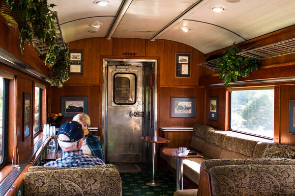大峽谷鐵路火車車廂內景-舒適的乘客