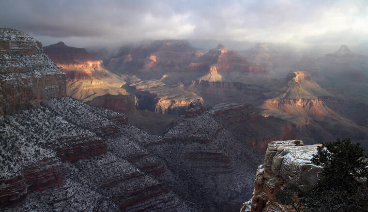 Vue sur le lever du soleil de Noël du Grand Canyon