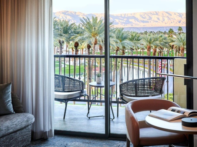 从 JW Marriott Desert Springs Resort & Spa 翻修过的客房欣赏美景