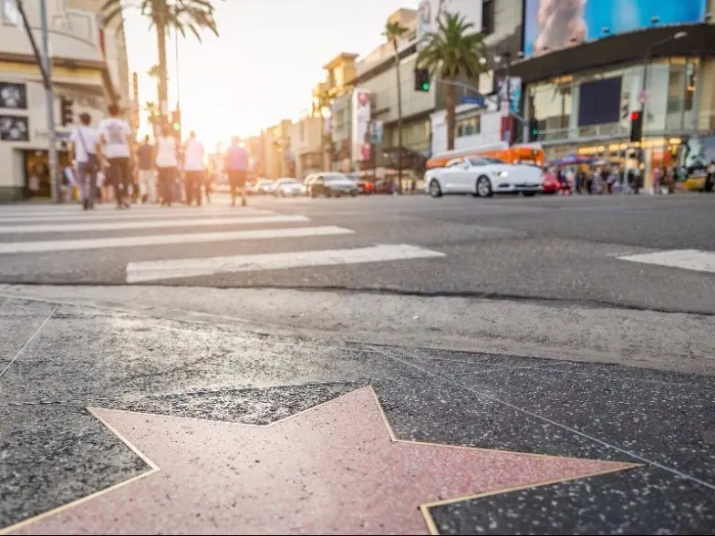 与好莱坞星光大道上的星星同行