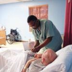 Les maisons de soins infirmiers américaines peuvent désormais lever la plupart des restrictions COVID sur les visites