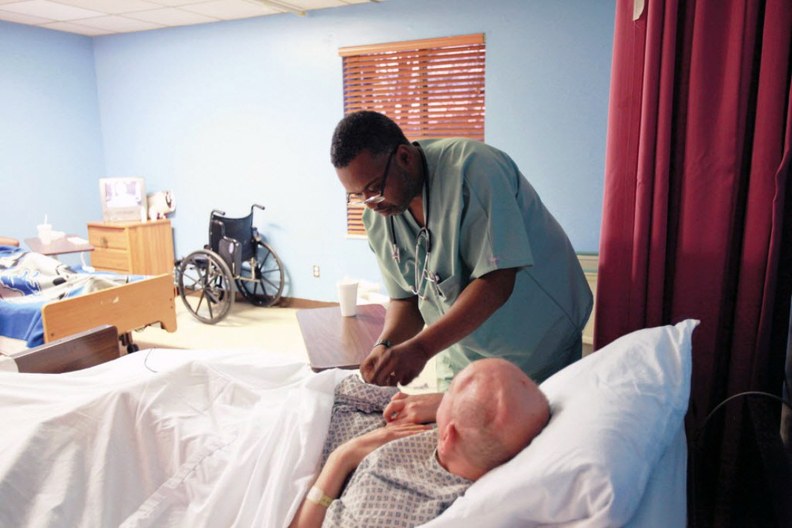 Les maisons de soins infirmiers américaines peuvent désormais lever la plupart des restrictions COVID sur les visites