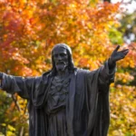 Estatua del Sagrado Corazón en el campus de Notre Dame
