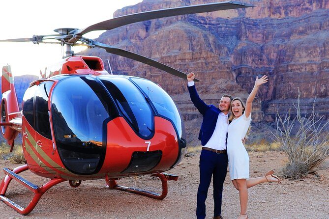从拉斯维加斯出发的大峡谷直升机之旅，含香槟和轻食野餐