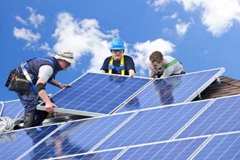 太阳能光伏安装人员通常作为团队的一部分工作