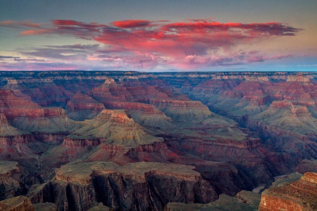 在大峽谷的紅色和紫色日落