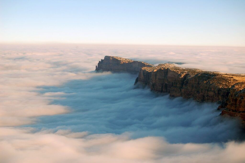 大峽谷一片雲海，只剩下岩石的頂部暴露在外