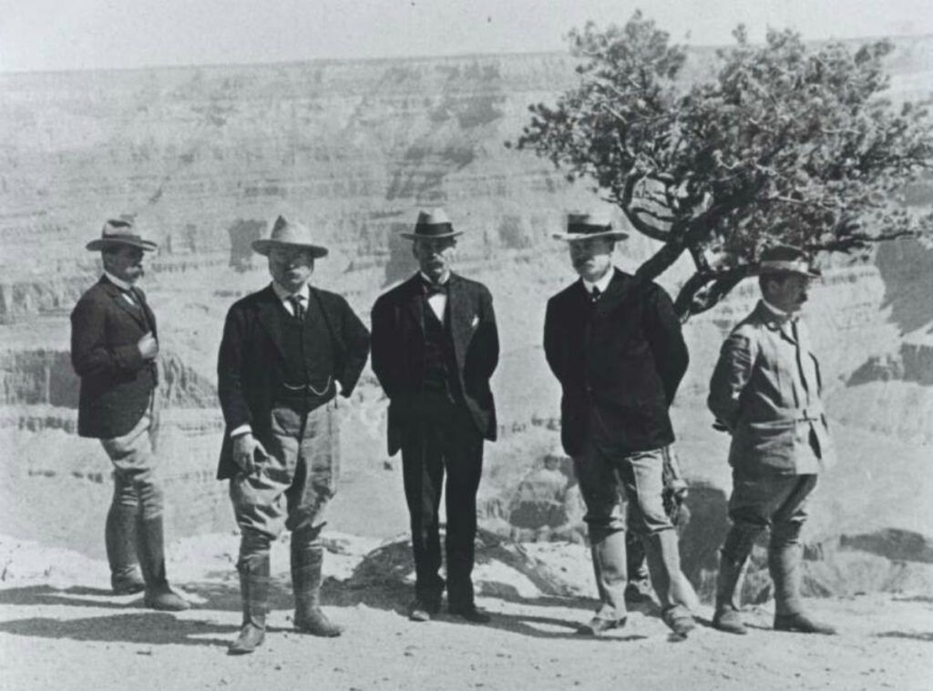 西奧多·羅斯福總統和其他官員在大峽谷前合影