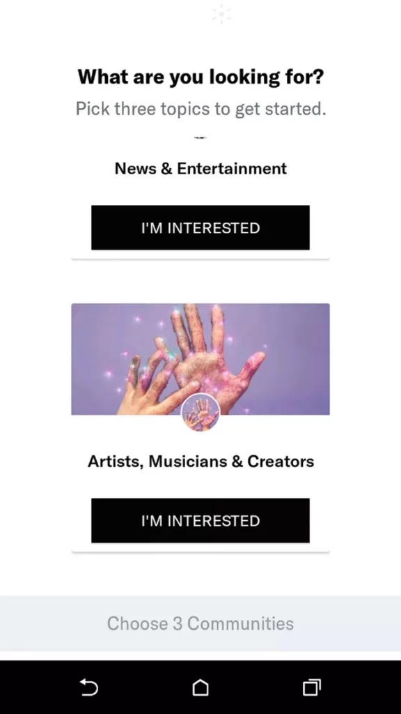 HER 應用上的社區功能截圖。 HER 應用程序用戶可以選擇加入三個社區，以從其他HER 應用程序用戶那裡獲取有關他們最喜歡的主題的新聞和狀態更新。在此屏幕上，顯示了兩個社區：新聞和娛樂以及藝術家、音樂家和創作者。