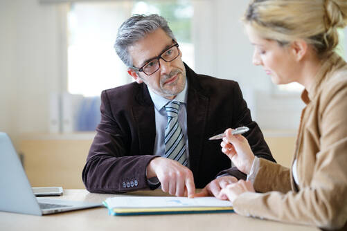 保險顧問正在指導客戶如何選擇保險