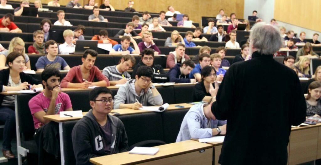 美国大学的学生正在上课