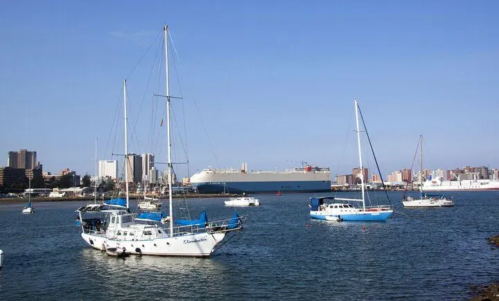 非洲海岸外水中的船只。